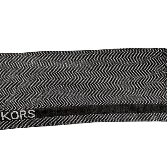 Michael Kors Women’s Chevron Scarf, Reversible Shawl Wrap,  Logo Label Inprint - Picture 7 of 16
